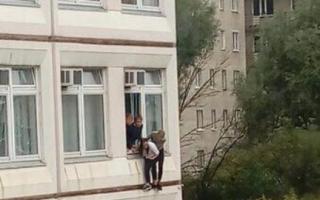 V Ivanteevke pri Moskve vtrhol študent so zbraňou a sekerou do školy a vážne zranil učiteľa