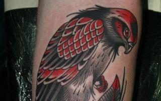 Bedeutung des Falken-Tattoos