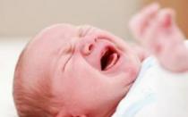 Hvorfor skjelver en babys hake?