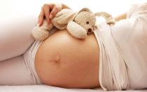 Proč je pupík během těhotenství nebo po porodu hnědý nebo černý?