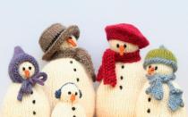 Manualidad de muñeco de nieve de bricolaje con materiales de desecho para el Año Nuevo, clases magistrales con instrucciones paso a paso