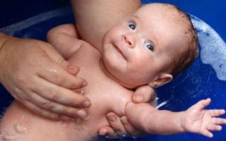 How to bathe a newborn baby for the first time?