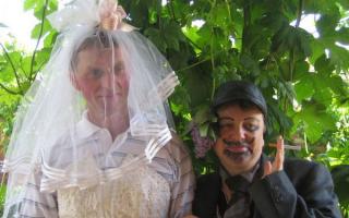 Glume în a doua zi a unei nunți cu mummers